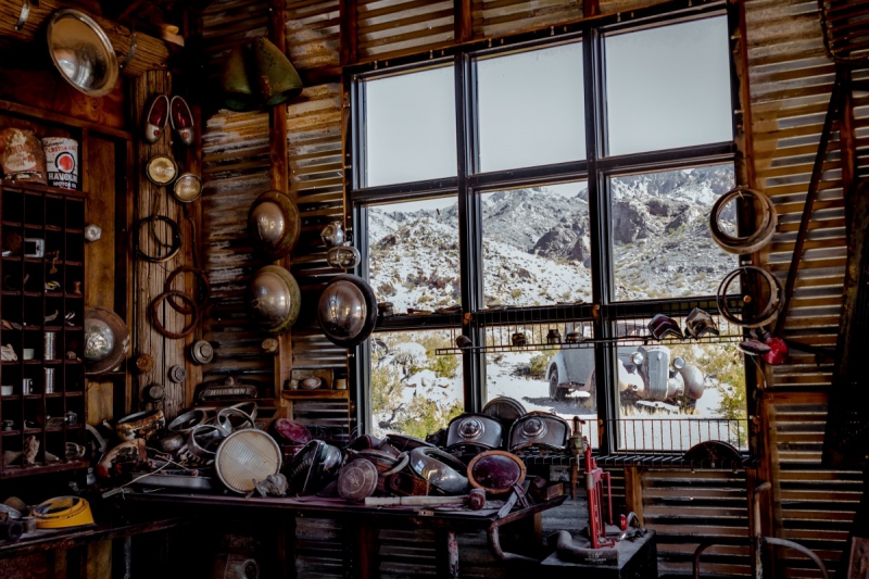 cordonnerie-LA BASTIDE-min_shop_window_part_junk_abandoned-138873